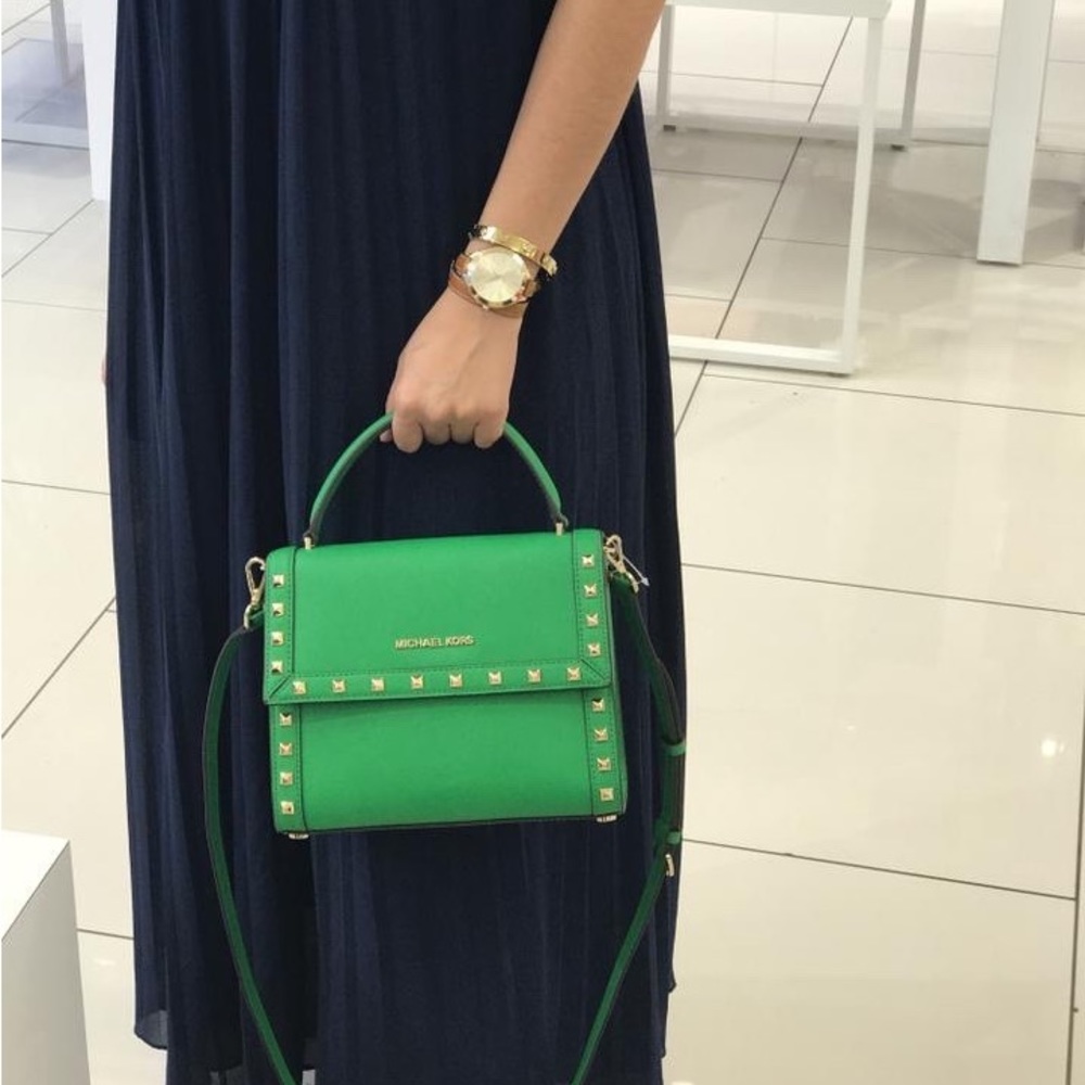 Michael Kors Dillon Messenger - Picture 2 of 10